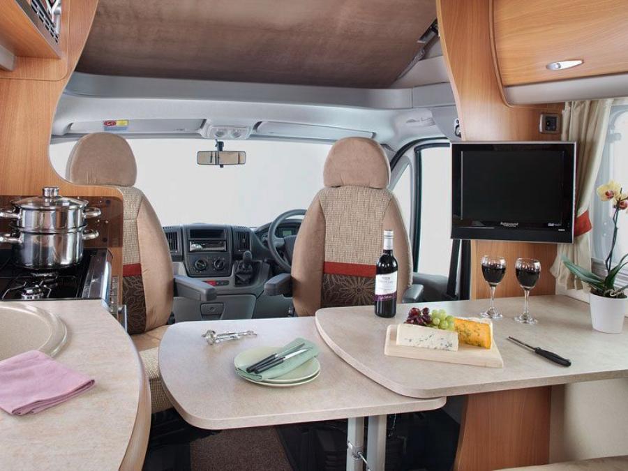 Интерьер Swift Motorhomes Voyager 695 EL 2008 года  (фото 3 из 4)